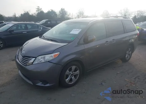 2017 Toyota Sienna Le 8 Passenger z USA, uszkodzony, nr VIN 5TDKZ3DC4HS899717